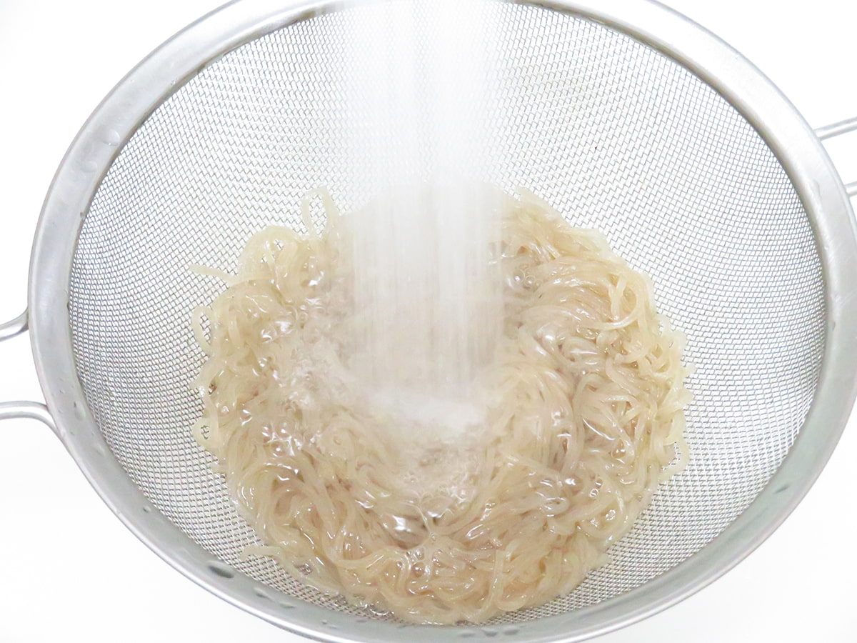 ピリ辛水冷麺:麺を洗う