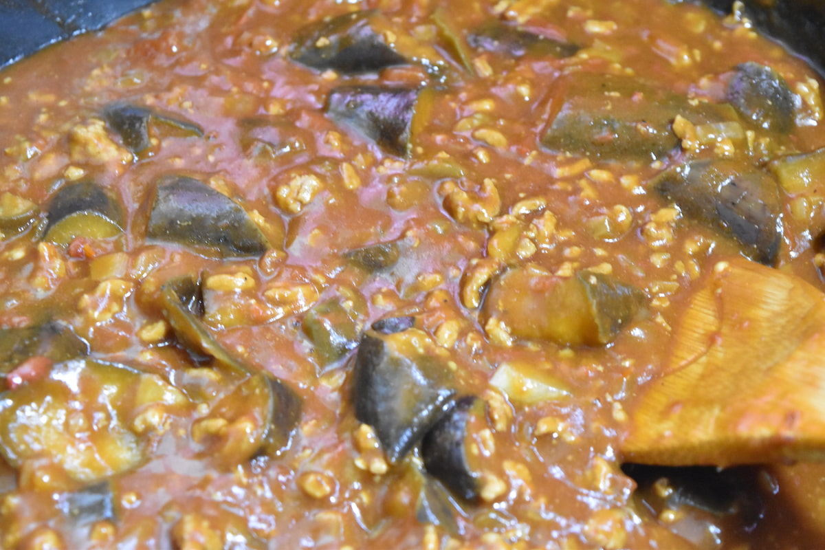 たっぷりなすのジューシートマトカレー　カレールーを入れて混ぜる