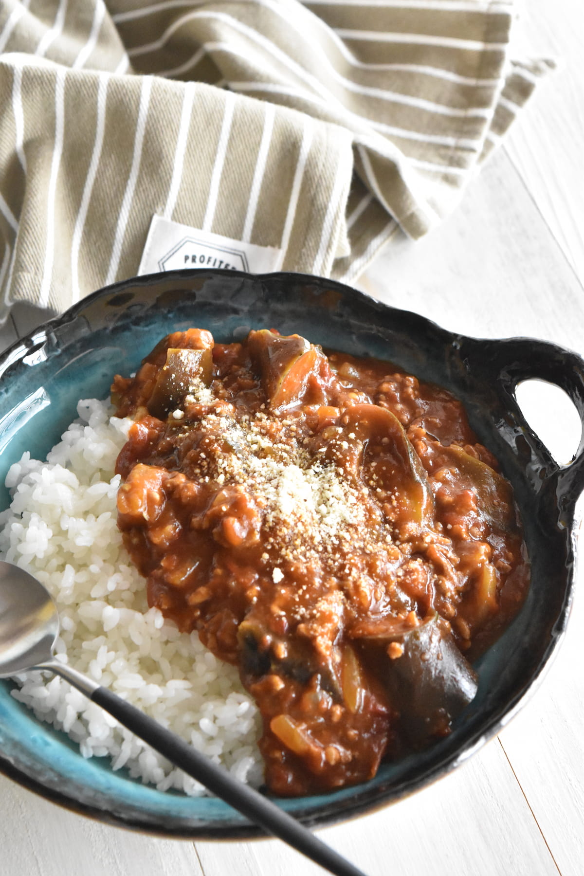 たっぷりなすのジューシートマトカレー　仕上げ(粉チーズをトッピング)