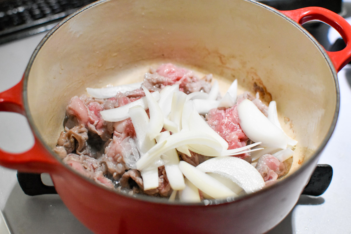 肉と玉ねぎ炒める