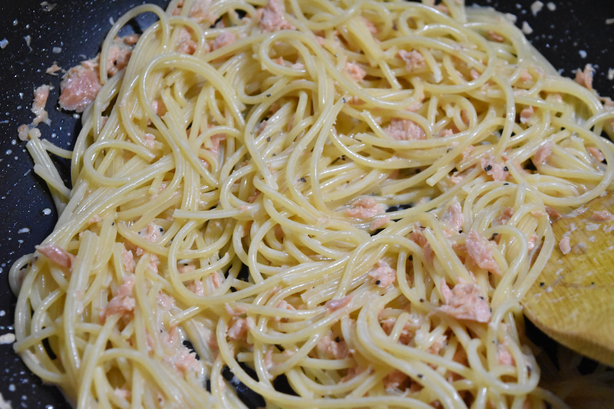 クリームパスタ スパゲティを混ぜる