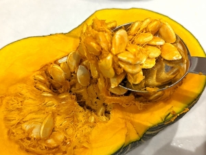 南瓜の種とワタを取り除く