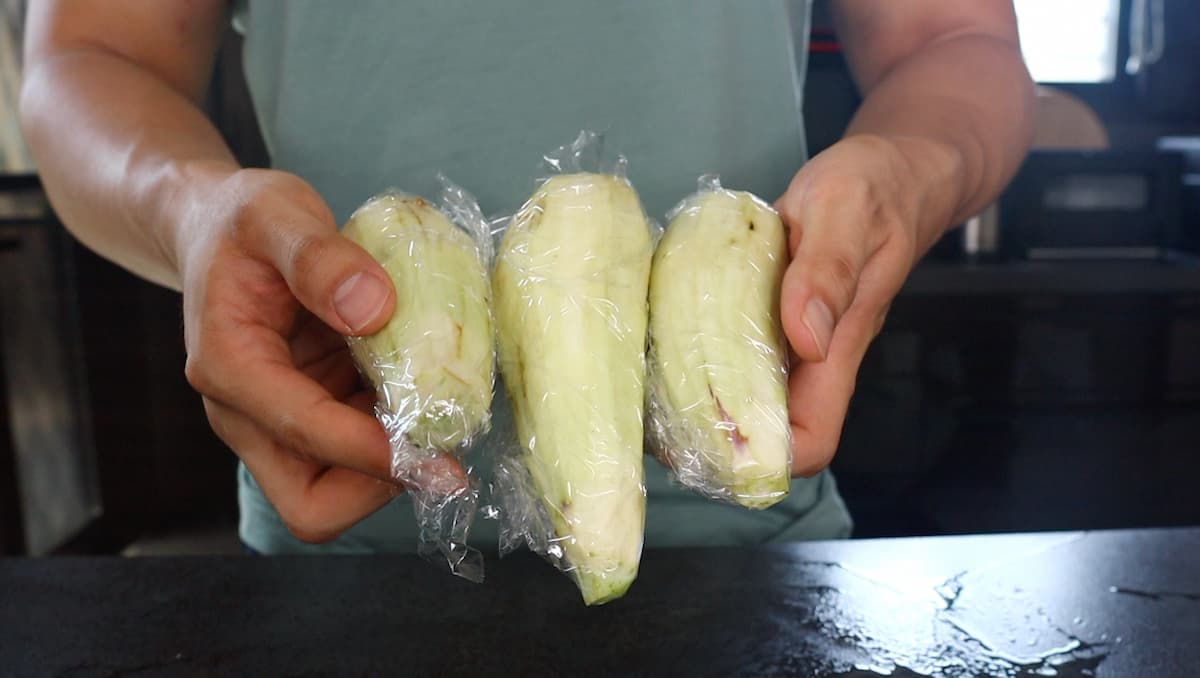 なすをラップで包む