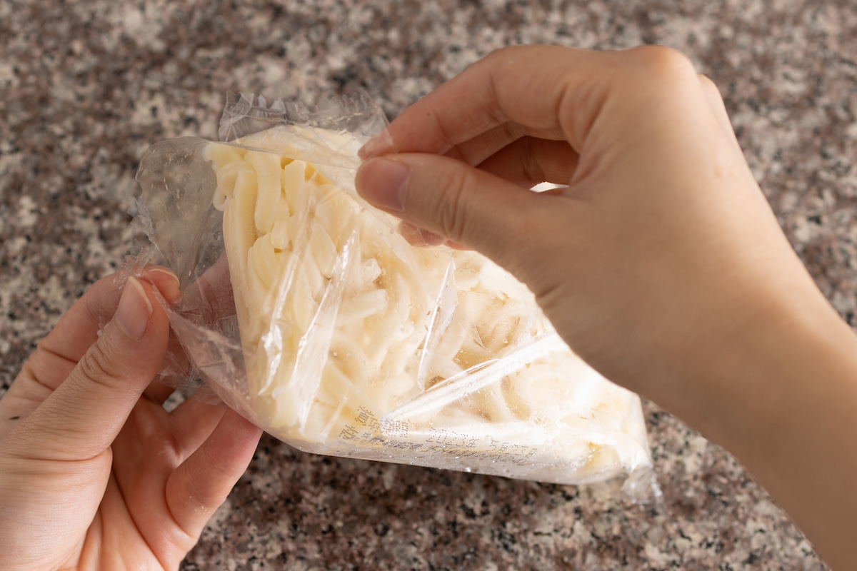 冷凍うどんの封を開けてレンジで加熱する