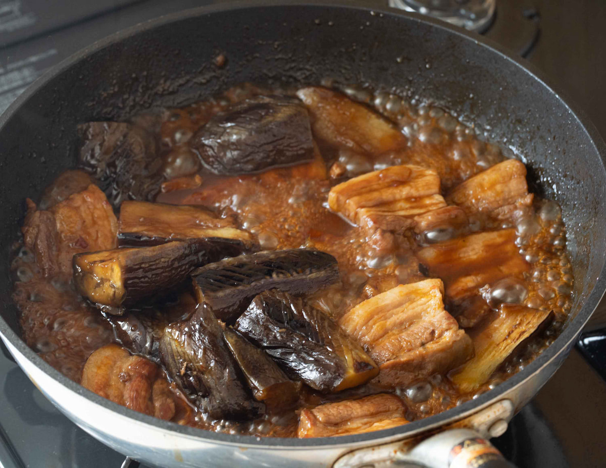 なすと豚肉を煮込む