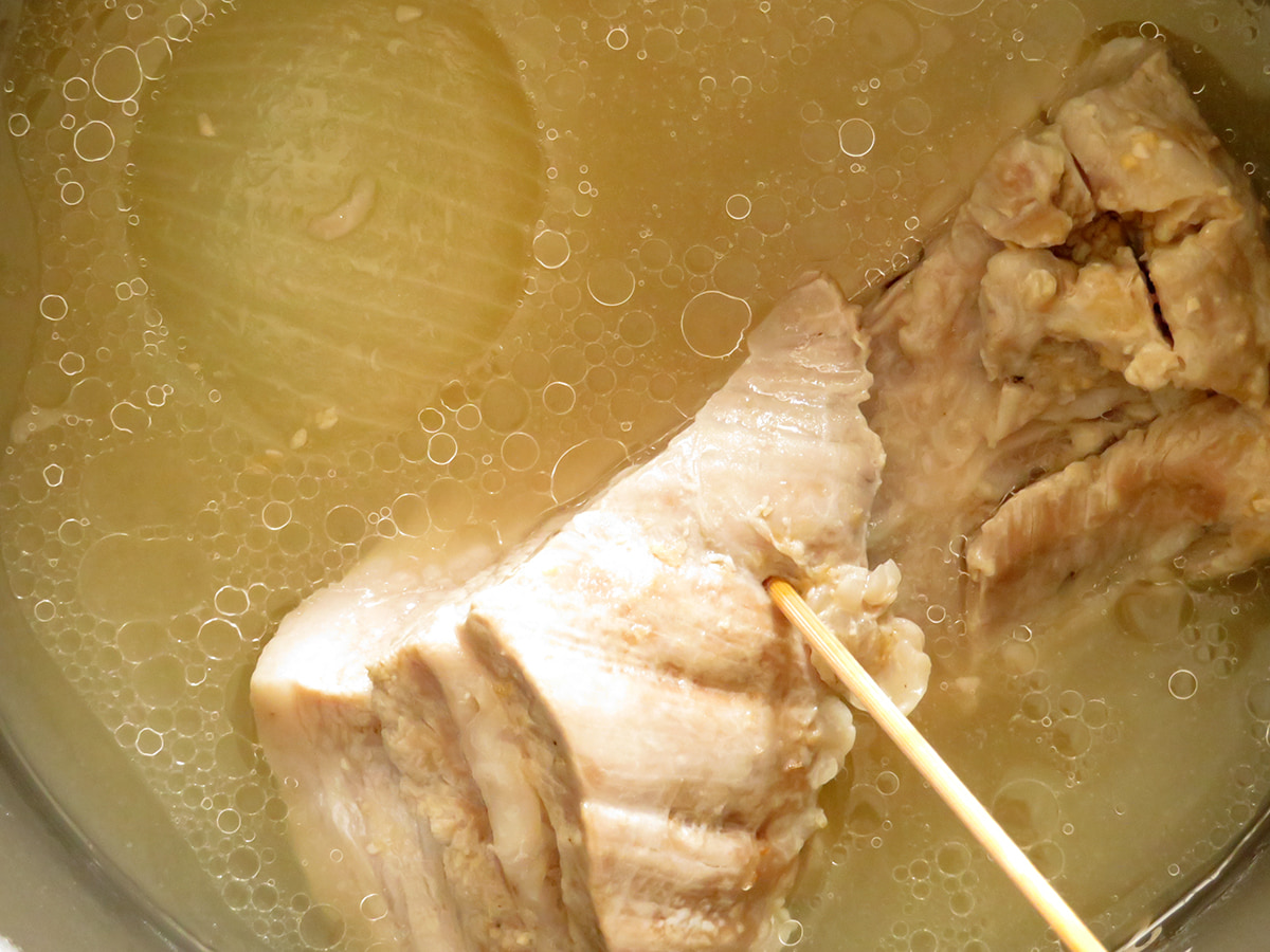 ポッサム:竹串を指して確認