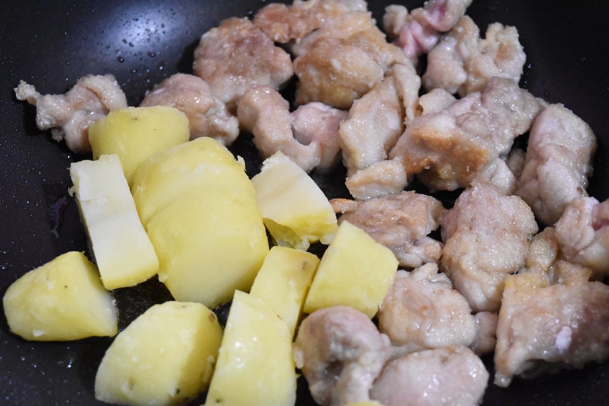 ジャガイモを加えて炒め合わせる(鶏肉とじゃがいものチリマヨ炒め）