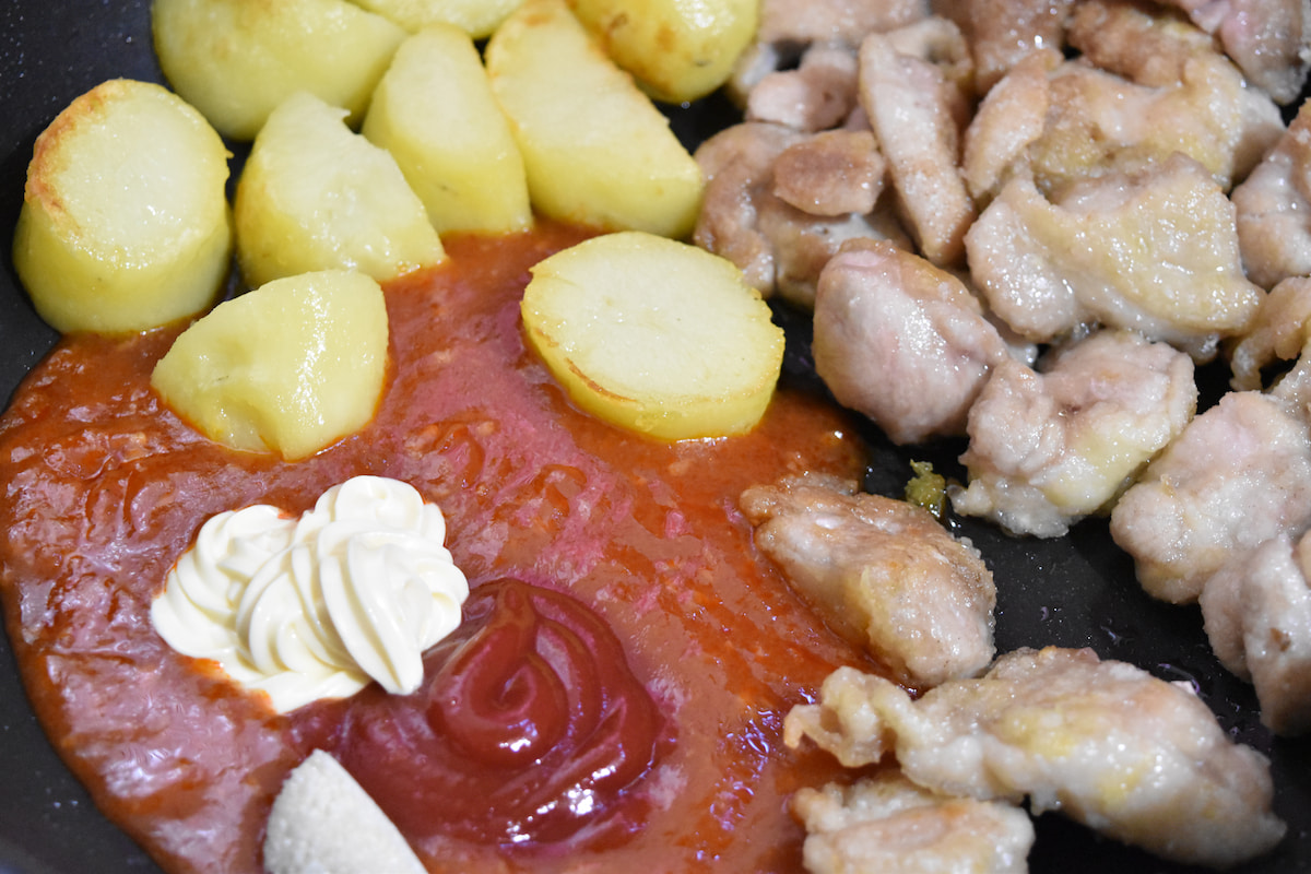 調味料を加える(鶏肉とじゃがいものチリマヨ炒め)