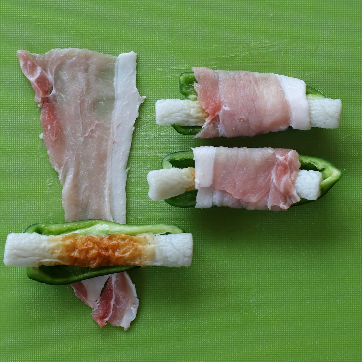 ちくわに豚肉を巻く
