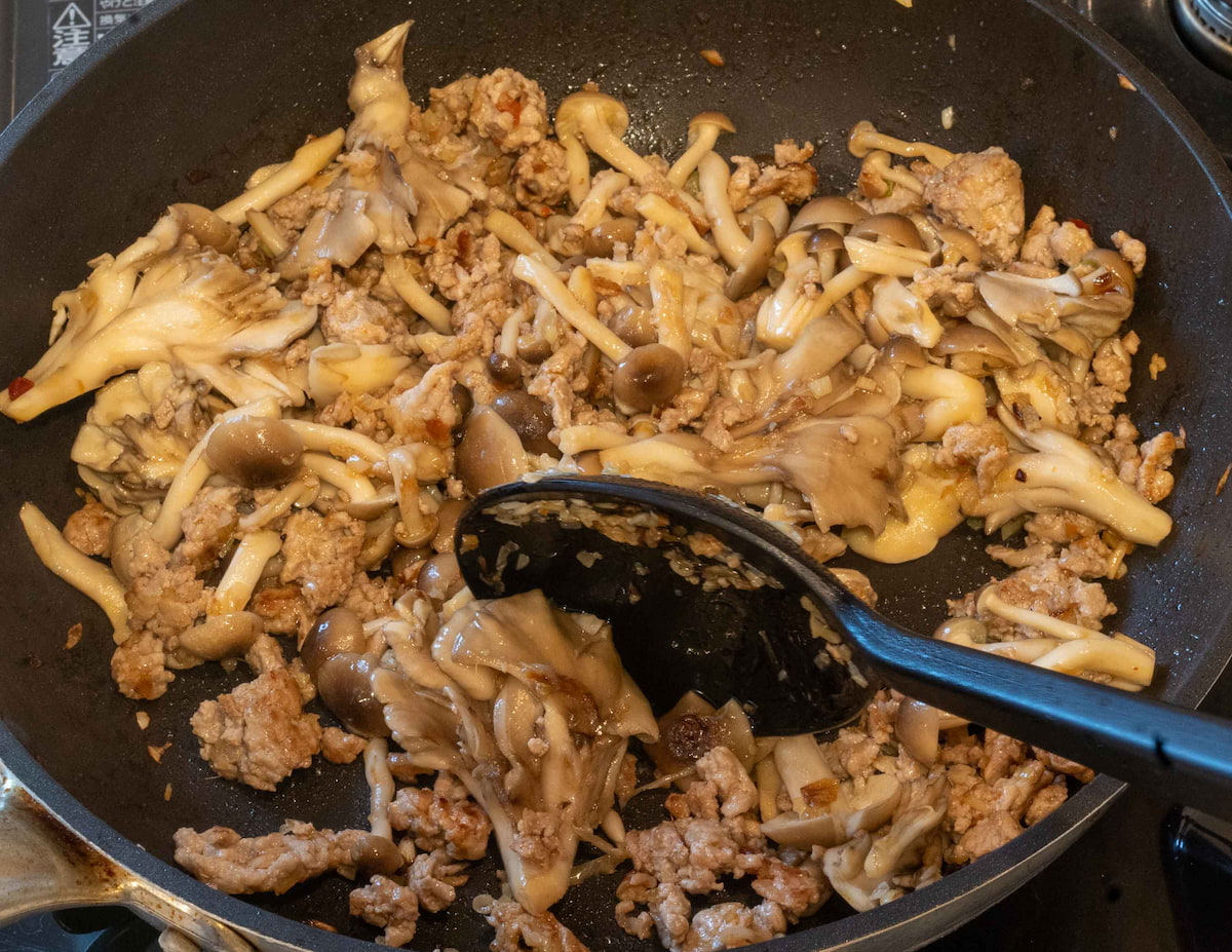 麻婆きのこしんなりするまで炒める