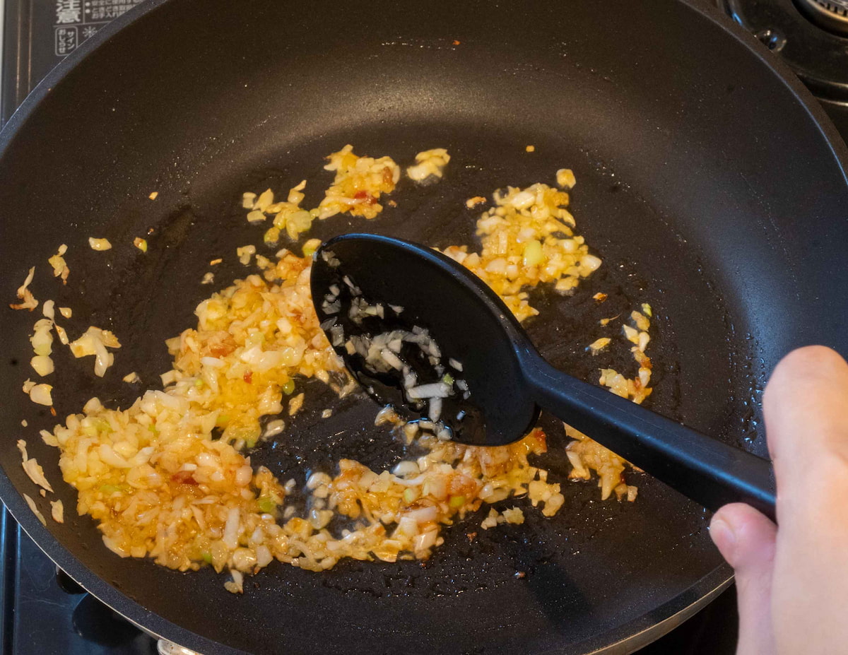 麻婆きのこの材料炒める①