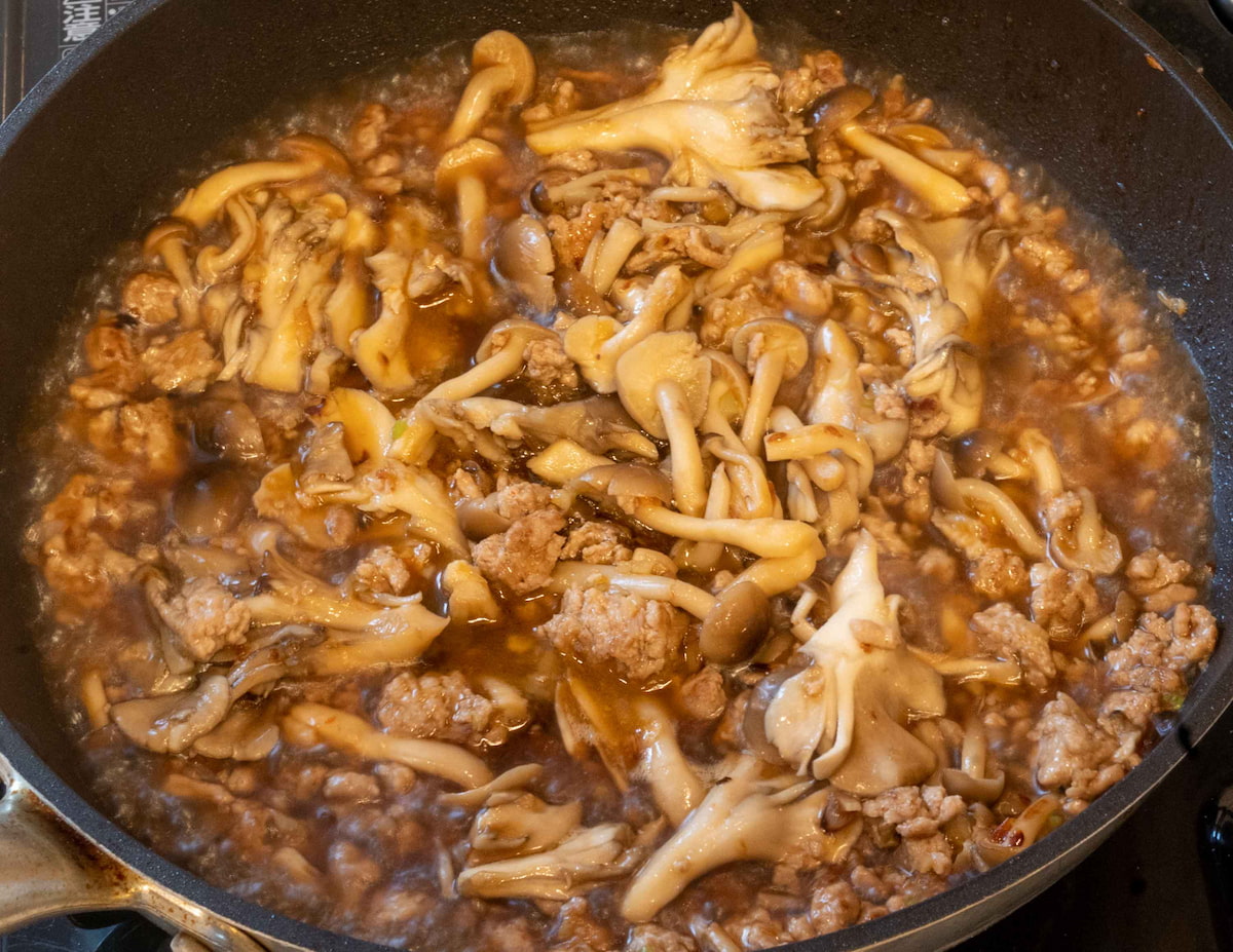 麻婆きのこ火を通す