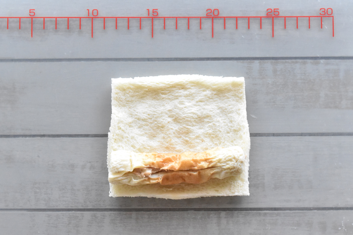 食パンの上にちくわをのせる(ロールちくわのフレンチトースト)