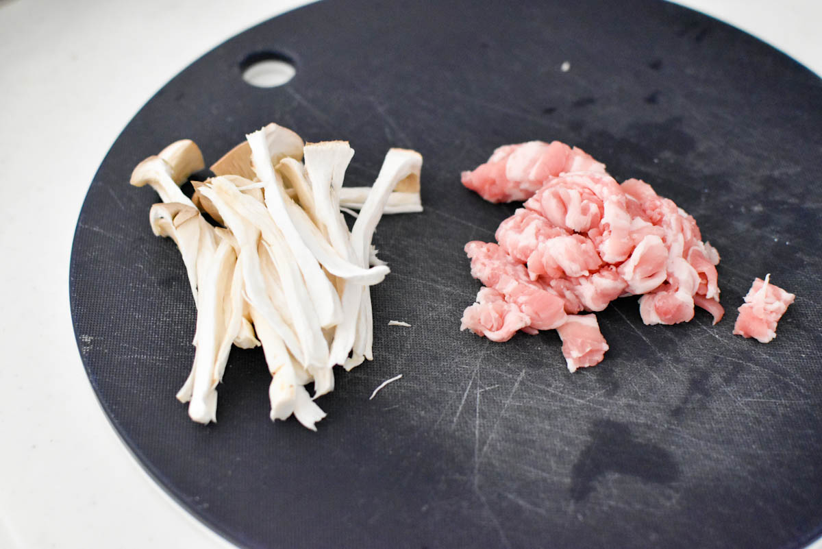 たっぷりきのこと豚バラのあんかけ焼きそばのきのこと豚肉