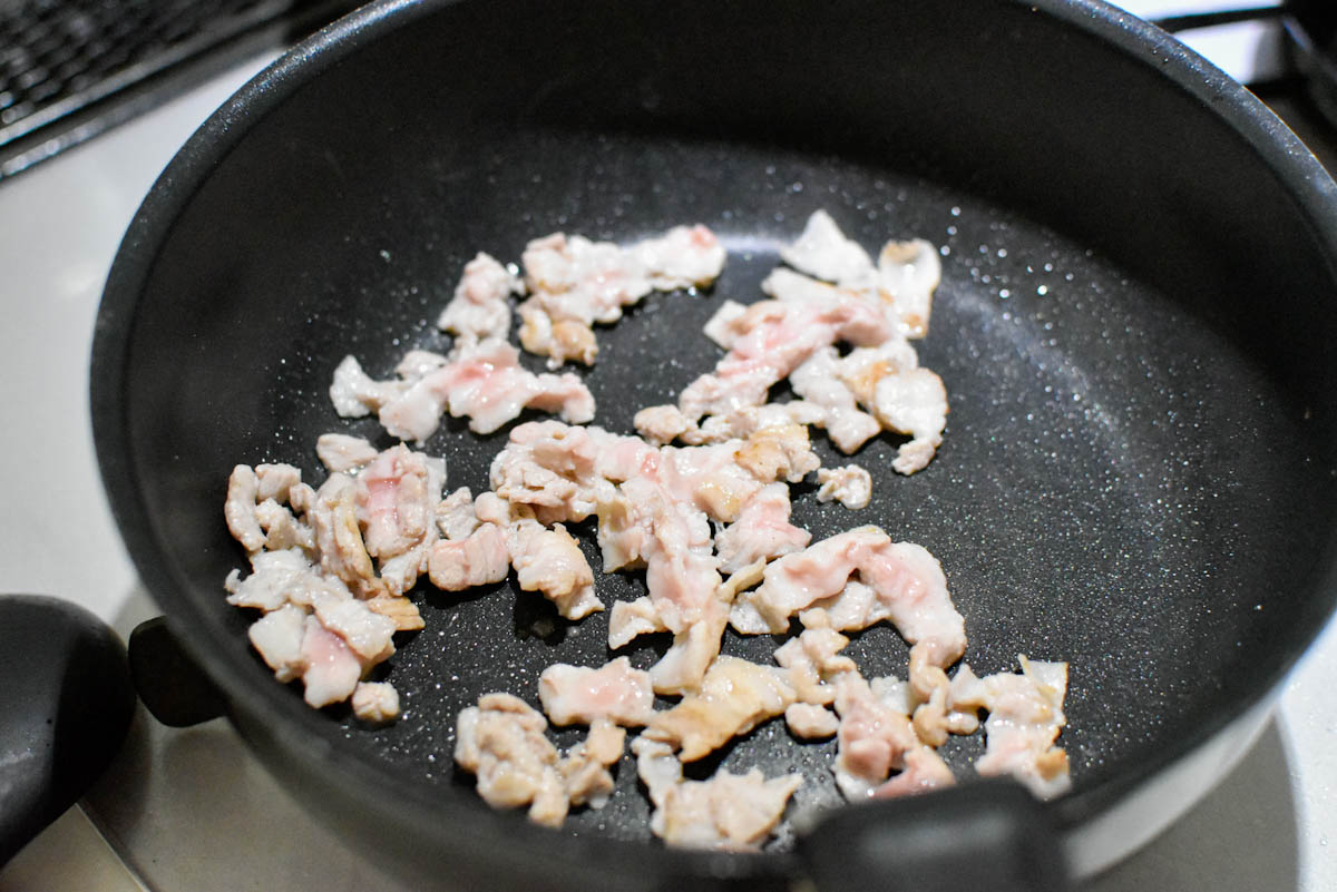 豚肉を炒める