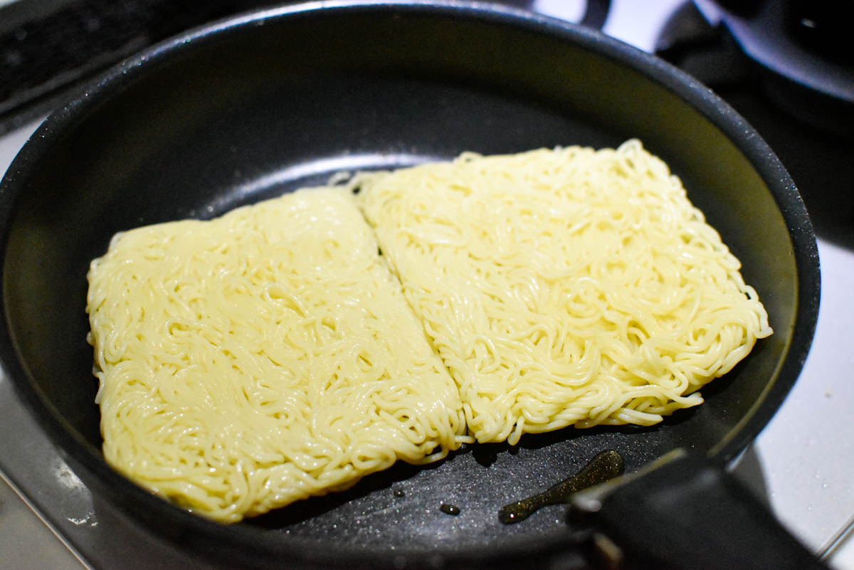 焼きそばを焼いていく