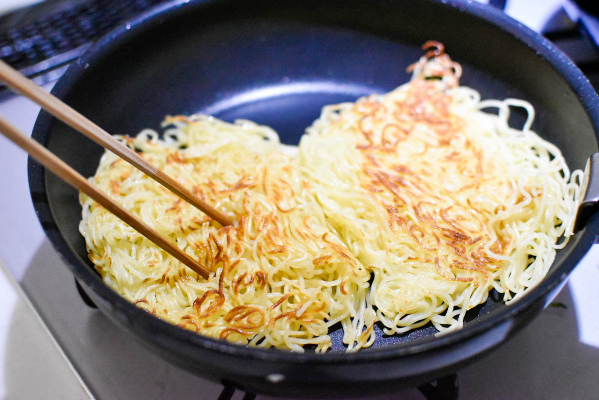 やきそば麺をほぐす