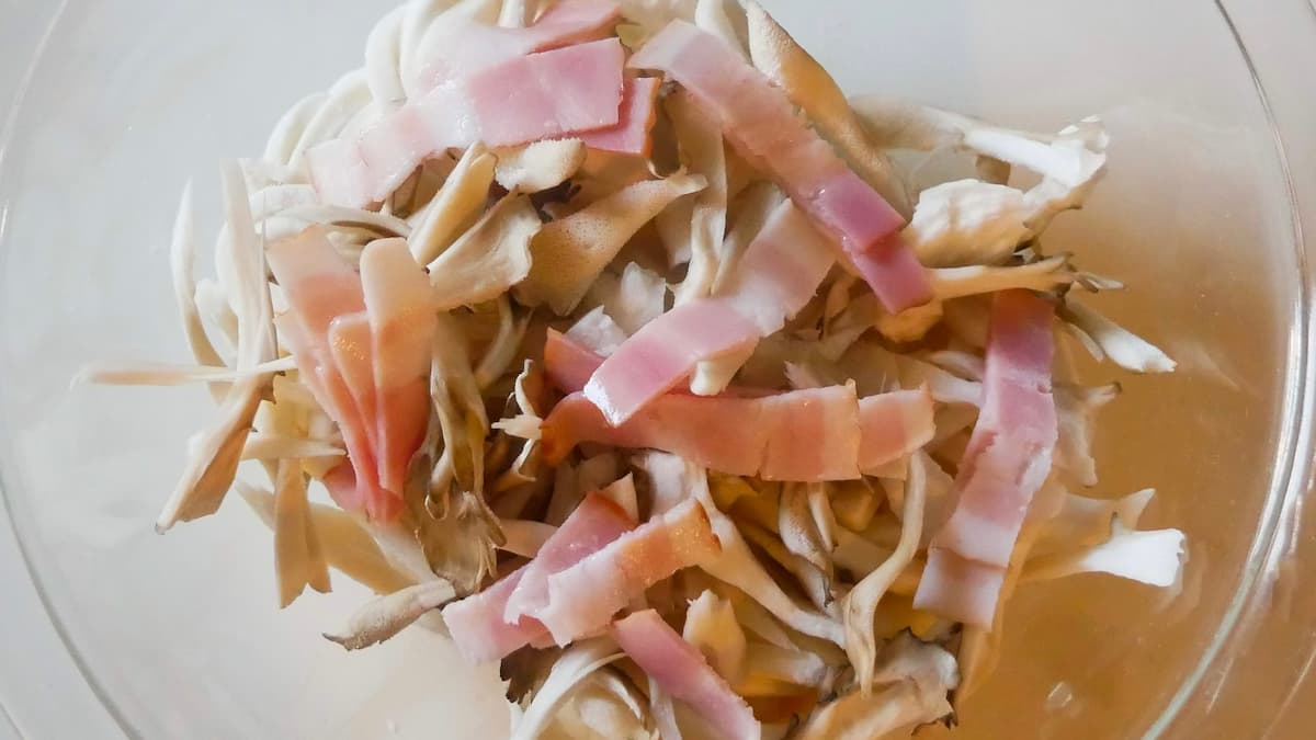 ベーコンと舞茸のバターめんつゆうどん工程1
