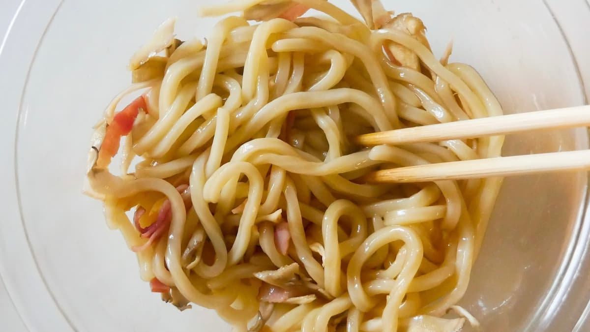 ベーコンと舞茸のバターめんつゆうどん工程2