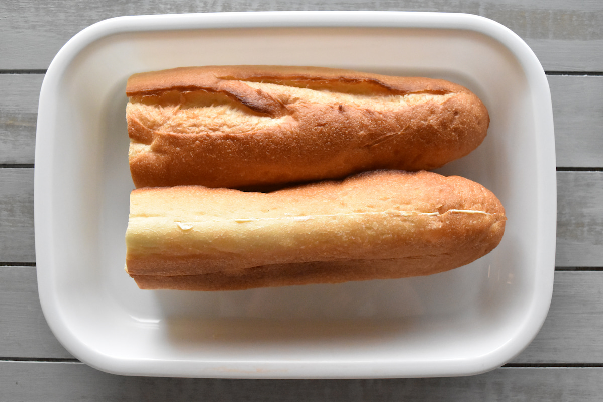 バゲットに切り込みを入れてバターを塗る(カスクート)