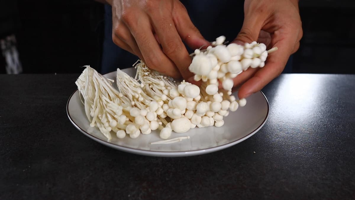 えのきの昆布締め　えのきを手で割く