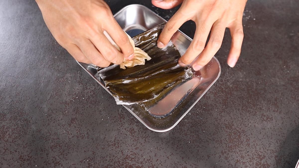 えのきの昆布締め　昆布を拭き取る