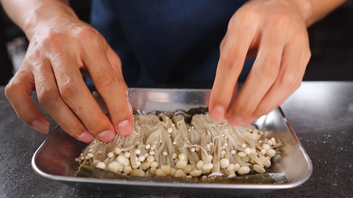 えのきの昆布締め　昆布の上にえのきを並べる