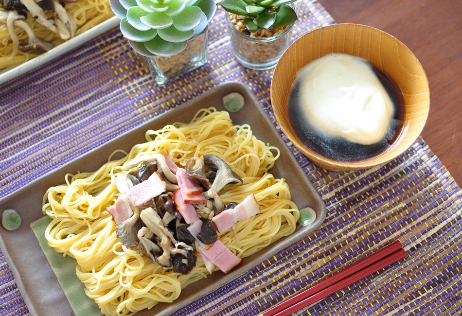 豆100%のグルテンフリーパスタ麺を使った「きのことベーコンのクリームつけ麺」【かな姐さんのお取り寄せレシピ】