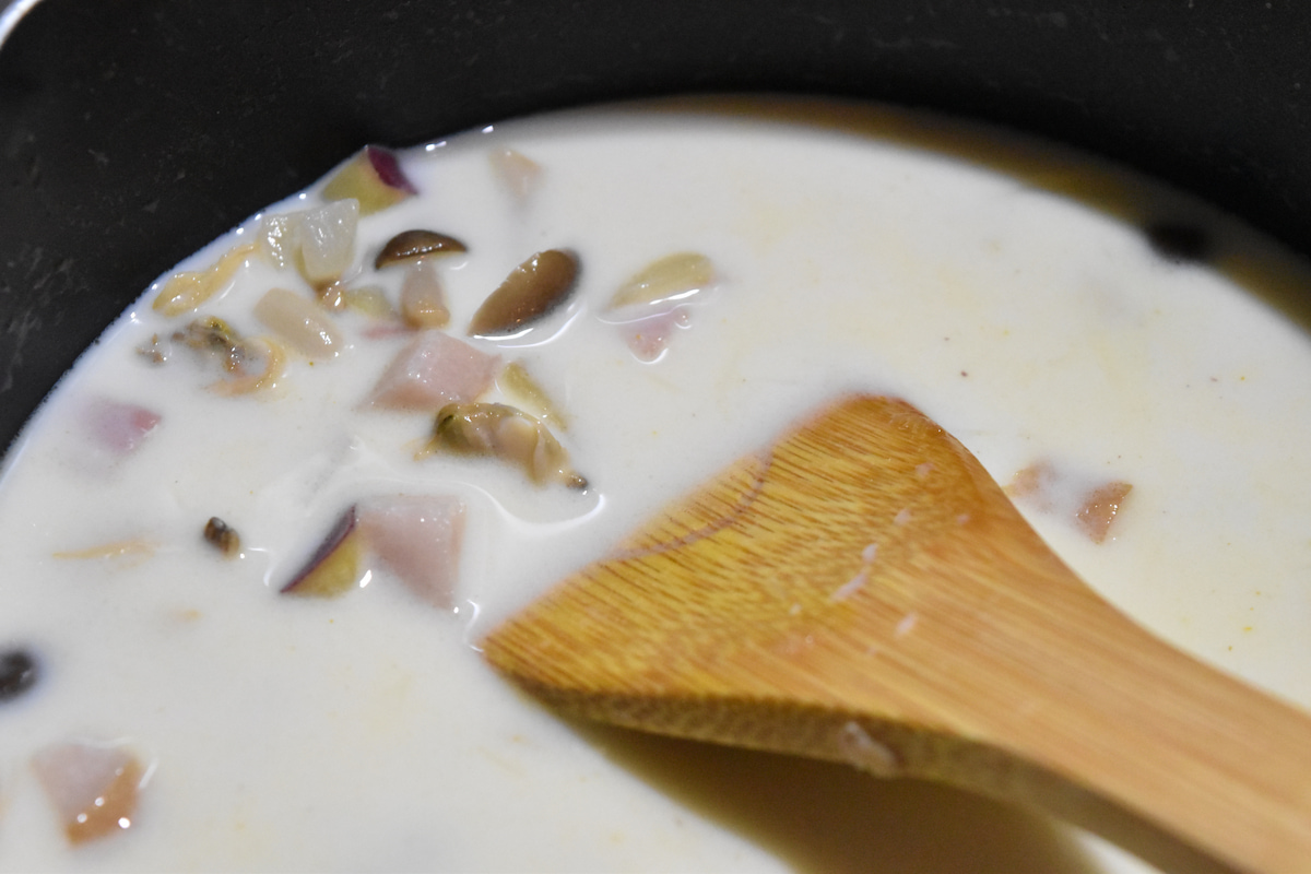 牛乳やコンソメを加えて加熱する(あさりの水煮缶でお手軽「さつまいもチャウダー」)