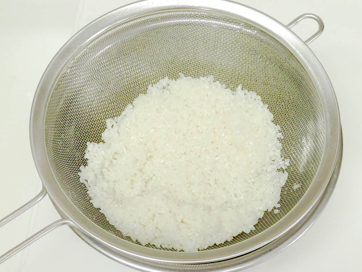 大豆もやしと牛肉の炊き込みご飯：白米をざるにあげる