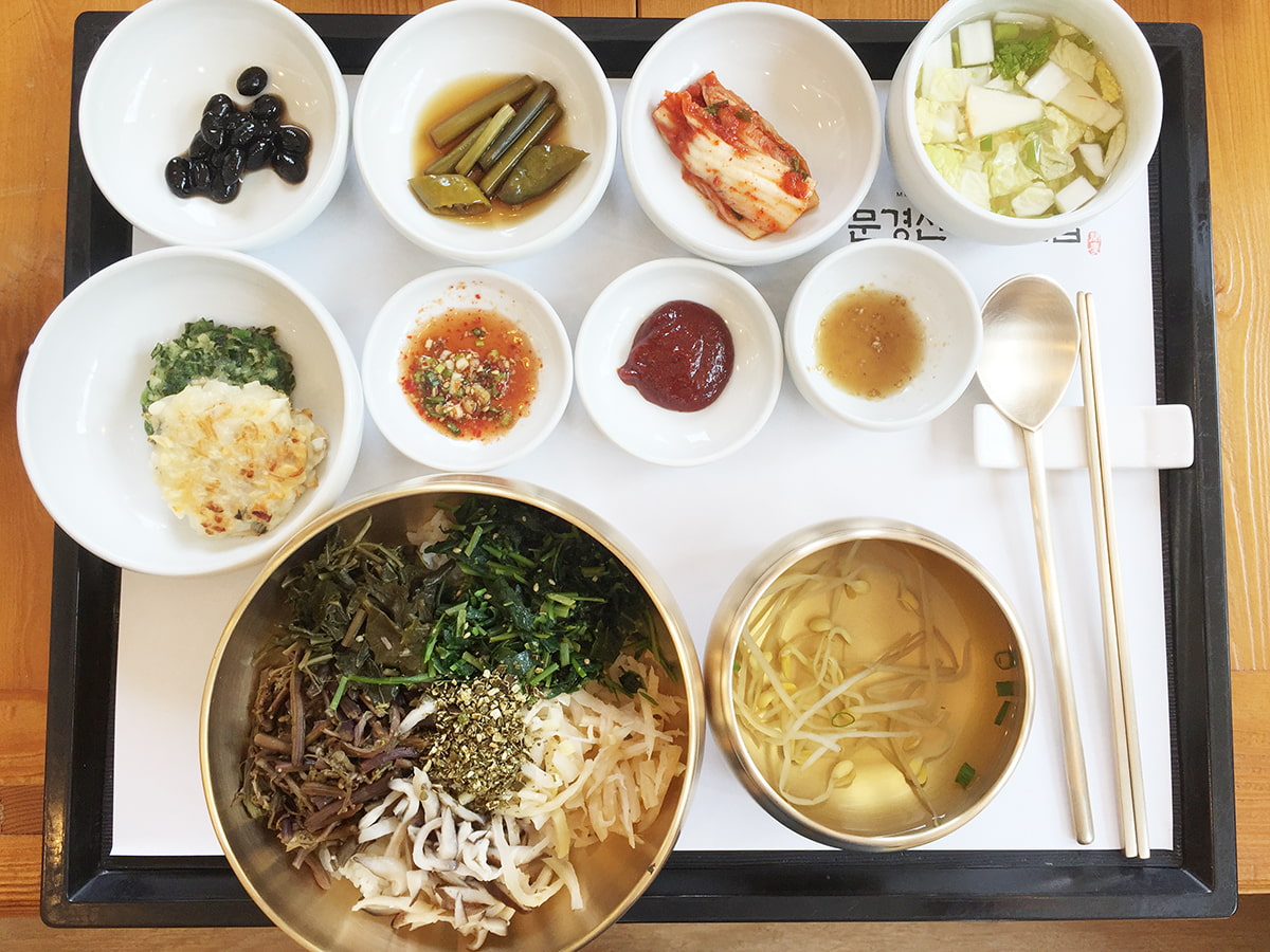 大豆もやしと牛肉の炊き込みご飯：スプーンと箸