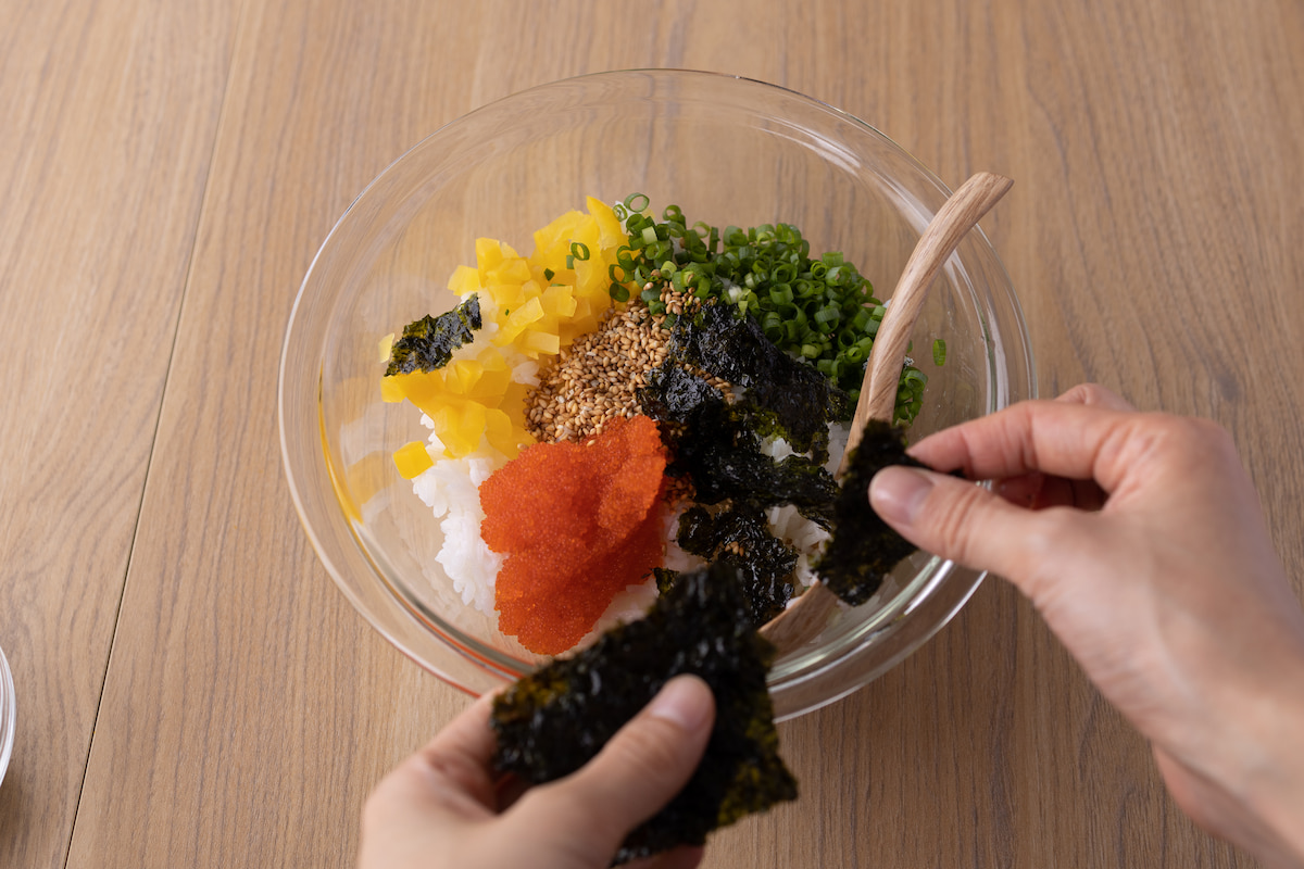 チュモッパに韓国のりと調味料を加える