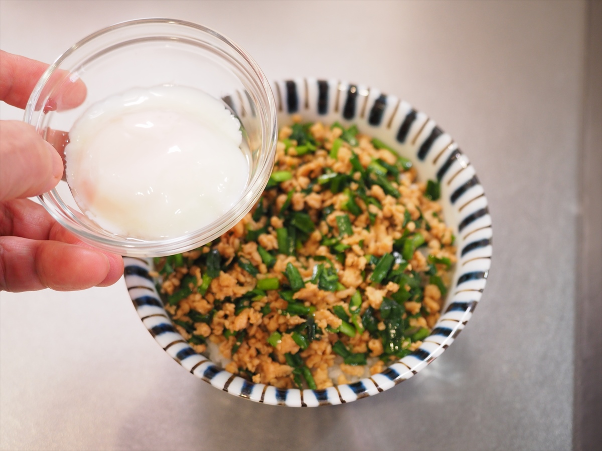 鶏むね肉とにらのそぼろ親子丼