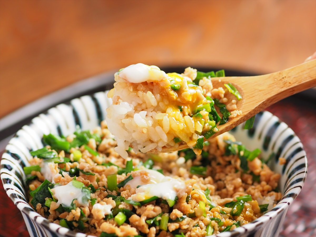 鶏むね肉とにらのそぼろ親子丼