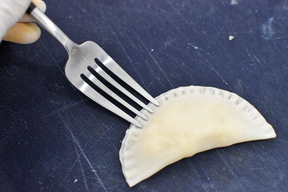 さつまいもの揚げ餃子包む