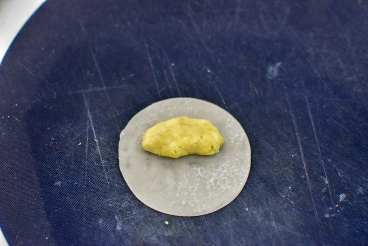 さつまいもの揚げ餃子たねをのせる