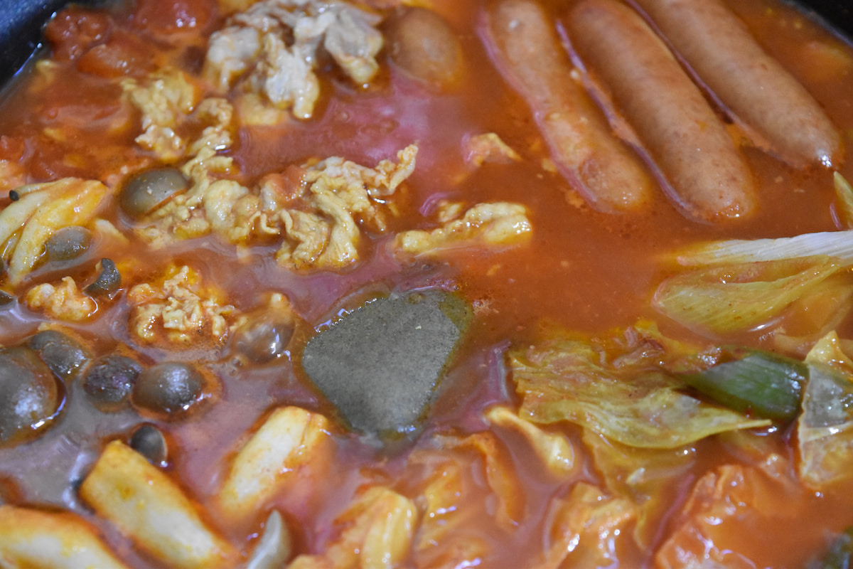 カレールーを入れる(トマト缶でカレー鍋)