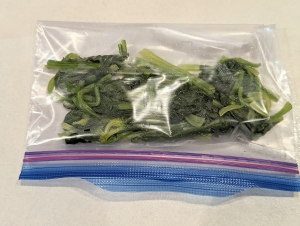 ほうれん草を冷凍保存用の袋に入れる