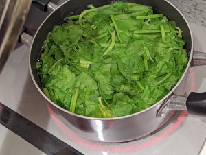 ほうれん草を茹でる