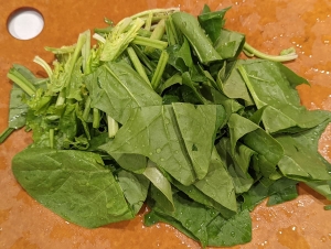 ほうれん草を食べやすいサイズにカット
