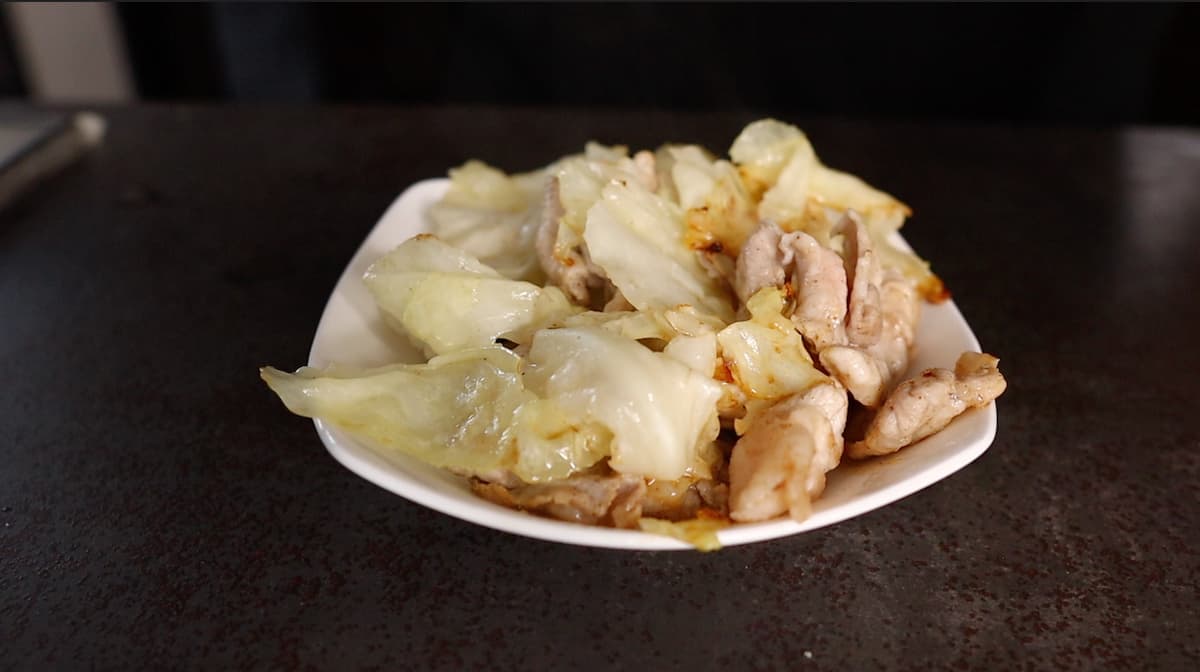やばい焼きうどん　具を取り出す