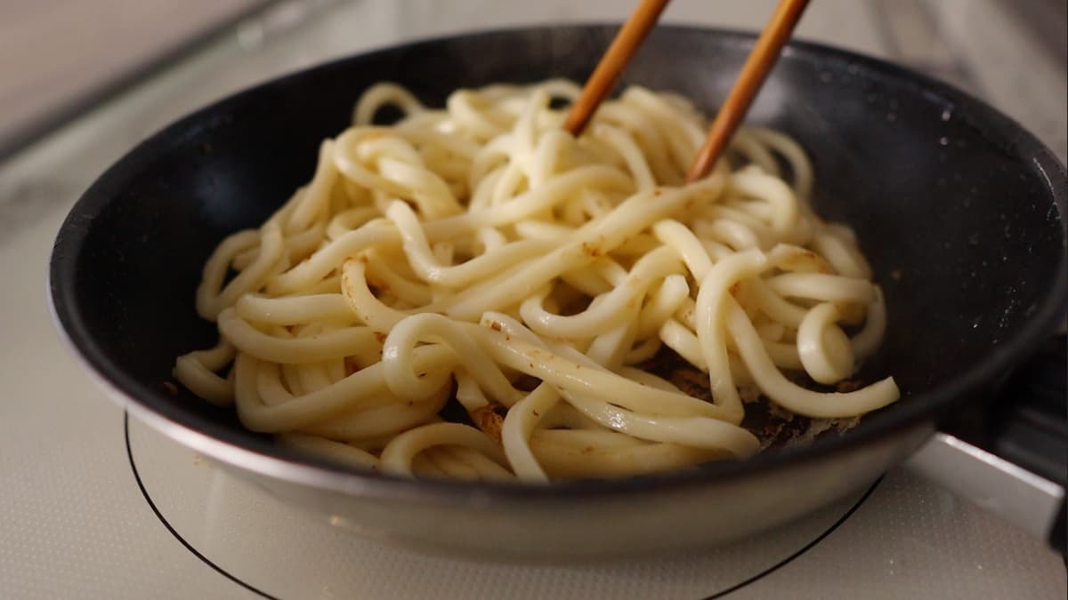 やばい焼きうどん　麺に焼き色を付ける