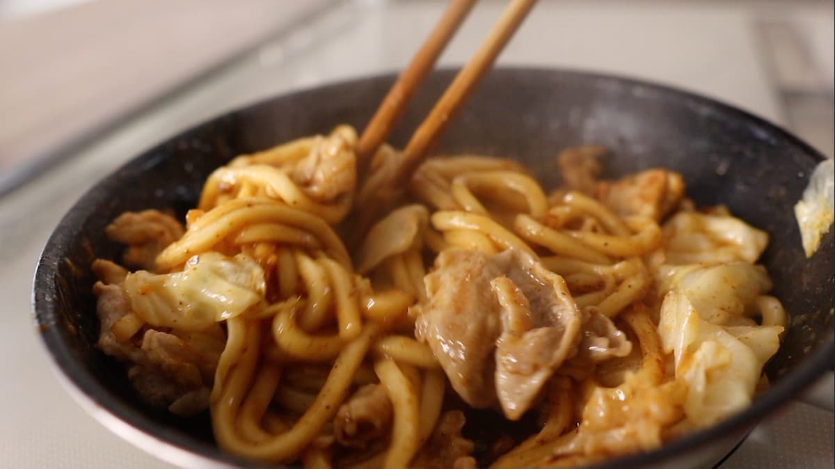 やばい焼きうどん　ソースと合わせる