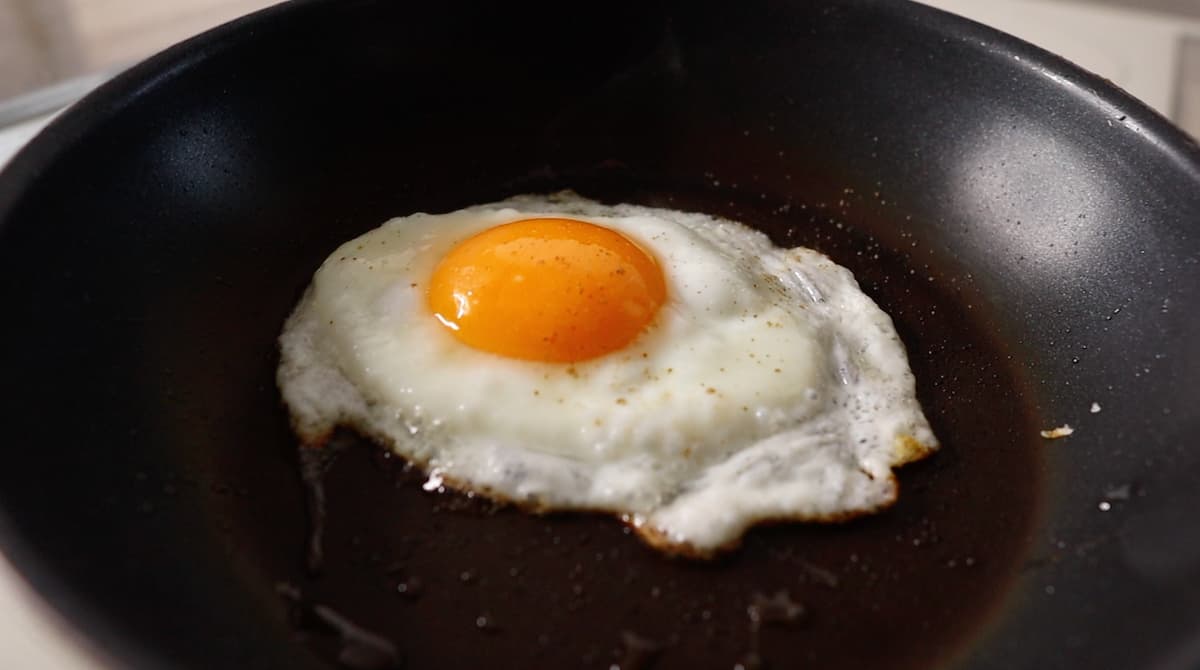 やばい焼きうどん　目玉焼きを作る