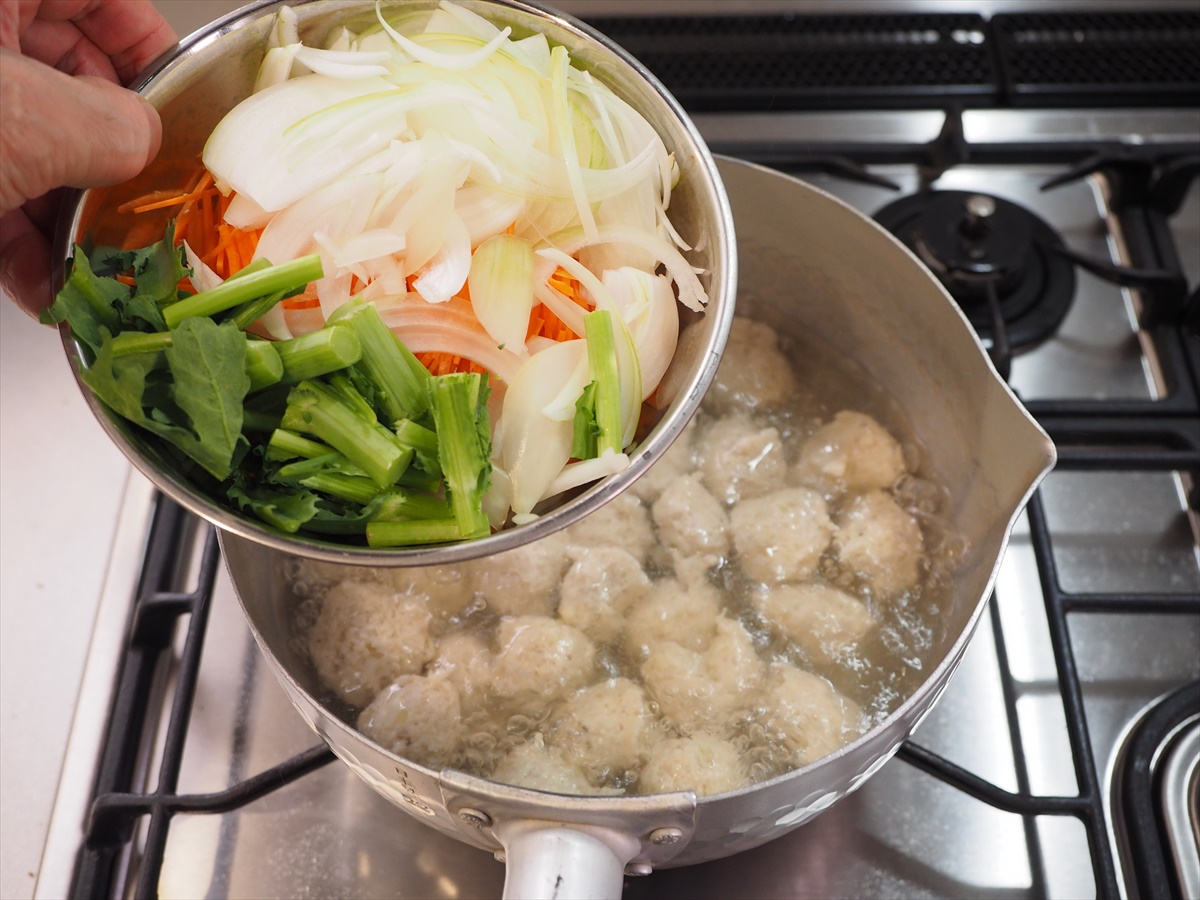 鶏むね肉団子と春雨の食べるスープ