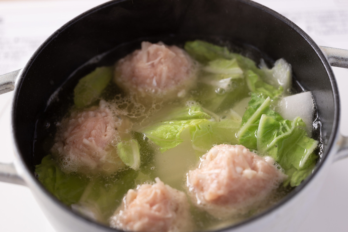 えのき肉団子の塩ちゃんこラーメン鍋で煮込む