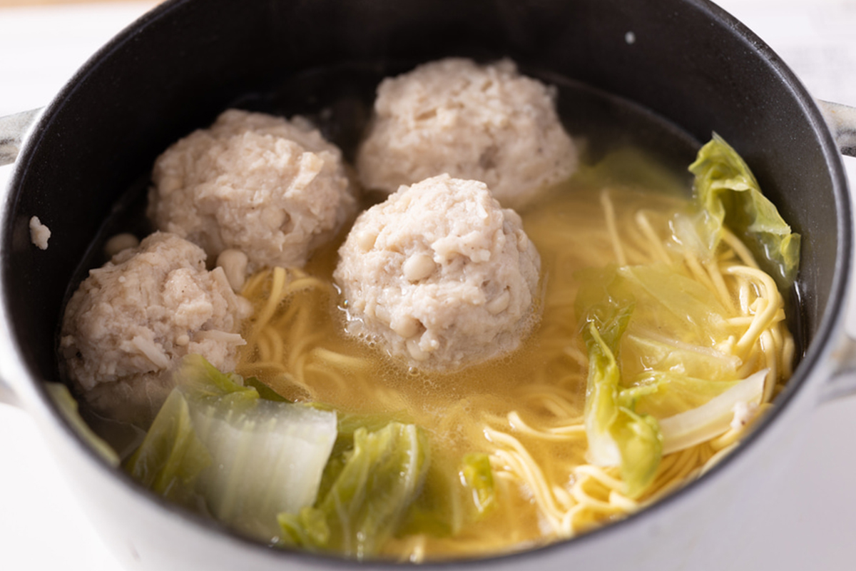 えのき肉団子の塩ちゃんこラーメン麺を入れる