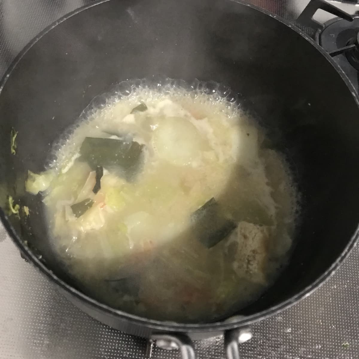 お鍋で沸かしてる画像