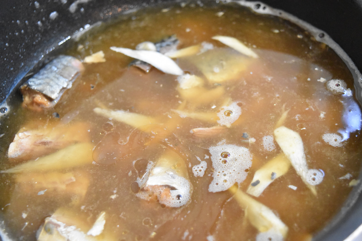サバの味噌煮缶とごぼうを加えて汁を作る(サバの味噌煮缶で煮込みうどん)