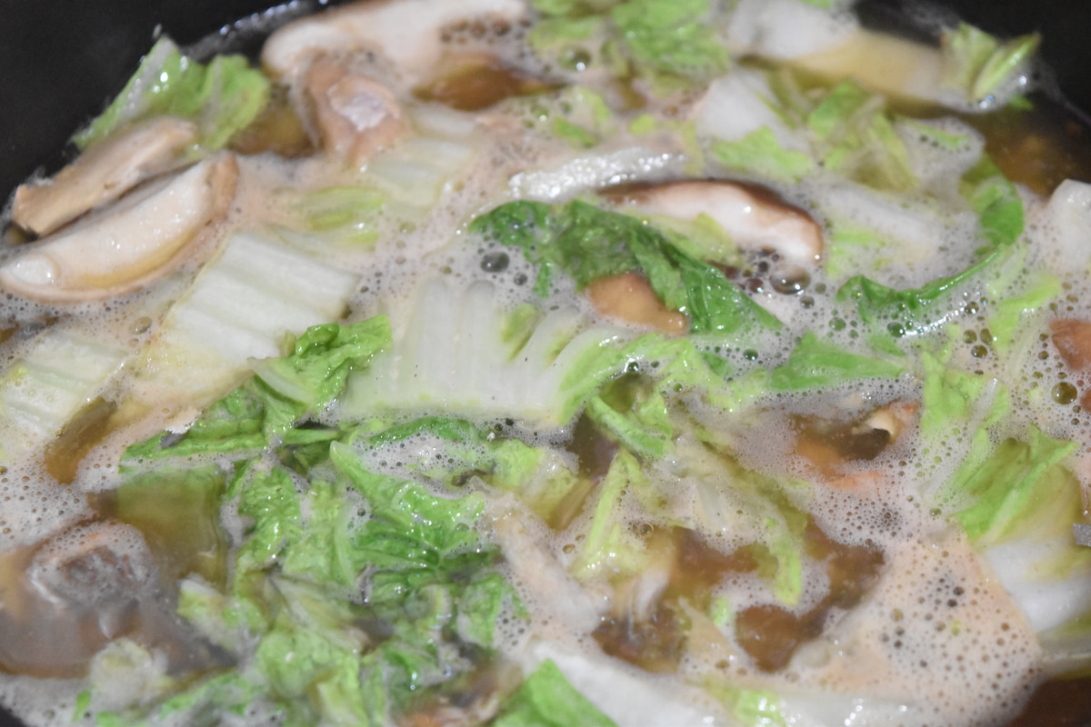 野菜を加える(サバの味噌煮缶で煮込みうどん)